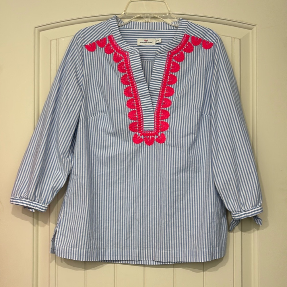 Vineyard Vines blue & white w/pink embroidery summerblouse w/ties end of sleeves